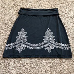 Max studio fold over skirt lightweight size small black with white detailing